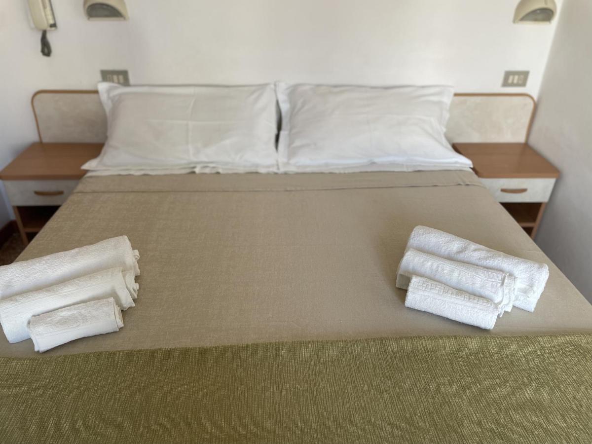 רימיני Hotel Alex מראה חיצוני תמונה