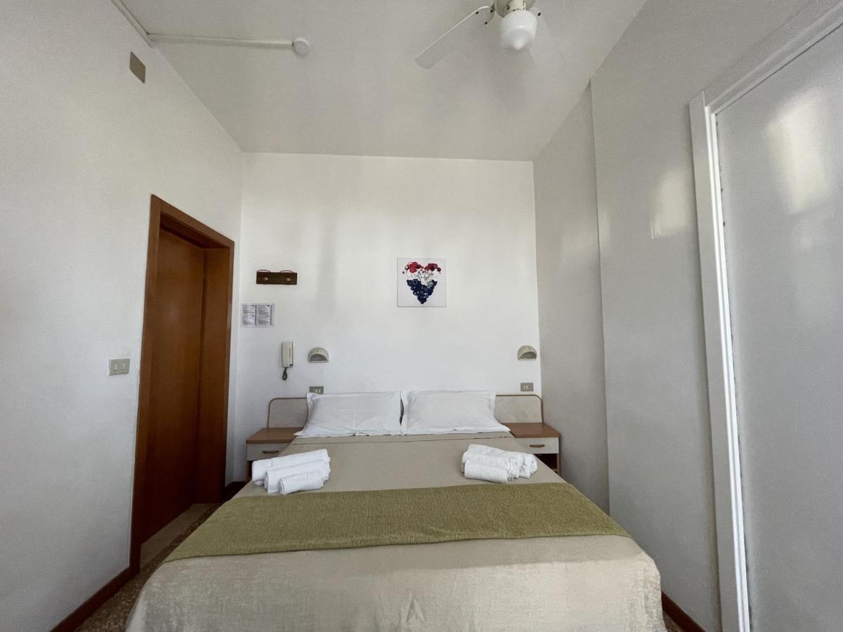 רימיני Hotel Alex מראה חיצוני תמונה
