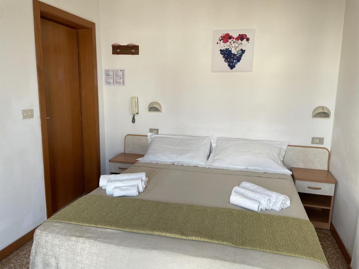 רימיני Hotel Alex מראה חיצוני תמונה