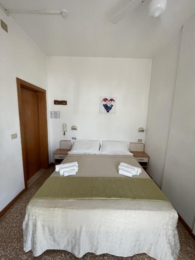 רימיני Hotel Alex מראה חיצוני תמונה