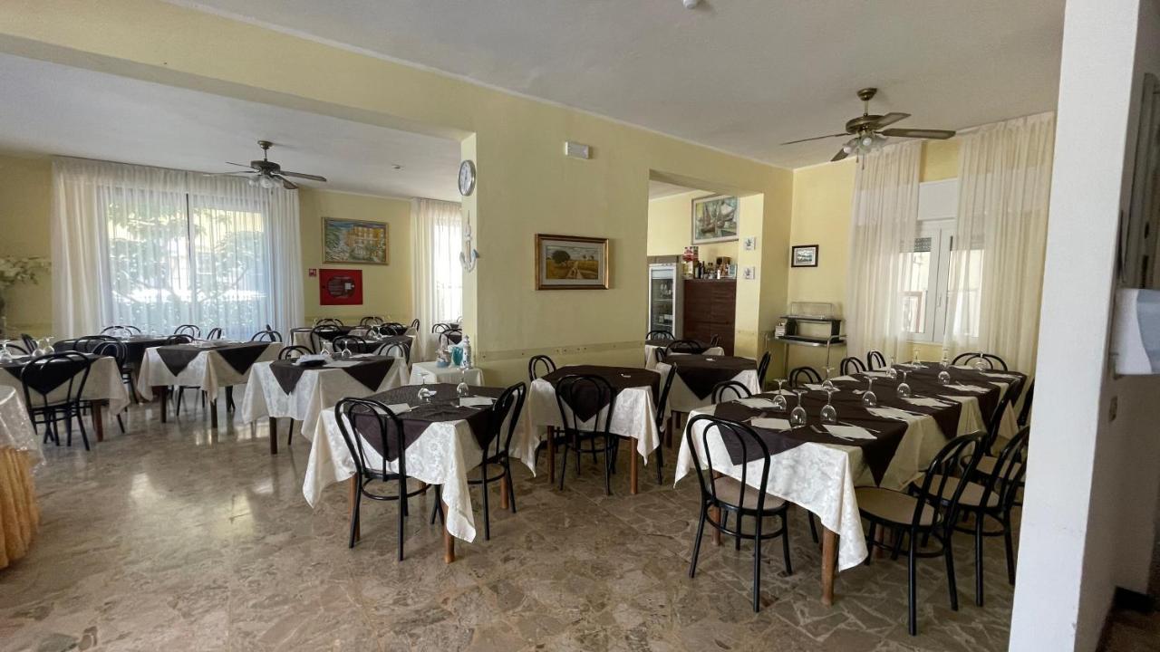 רימיני Hotel Alex מראה חיצוני תמונה